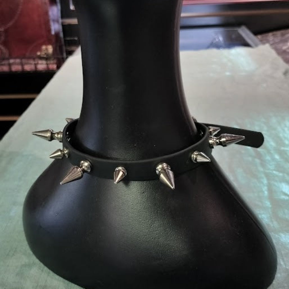 Holly Spiked Collar