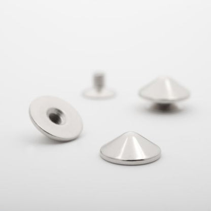 Cone Spike Flat Size 4